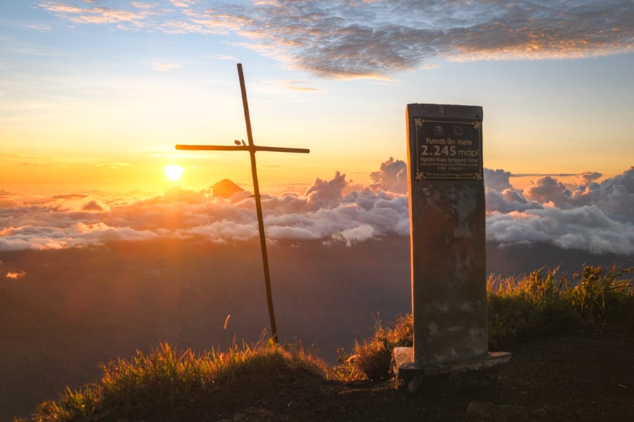 Sunrise on top of Mount Inerie