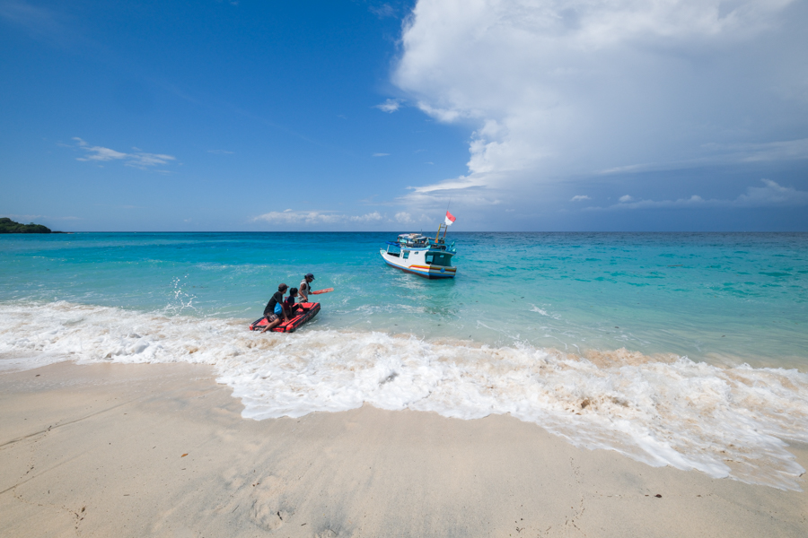 Boat near the beach at Nuca Molas