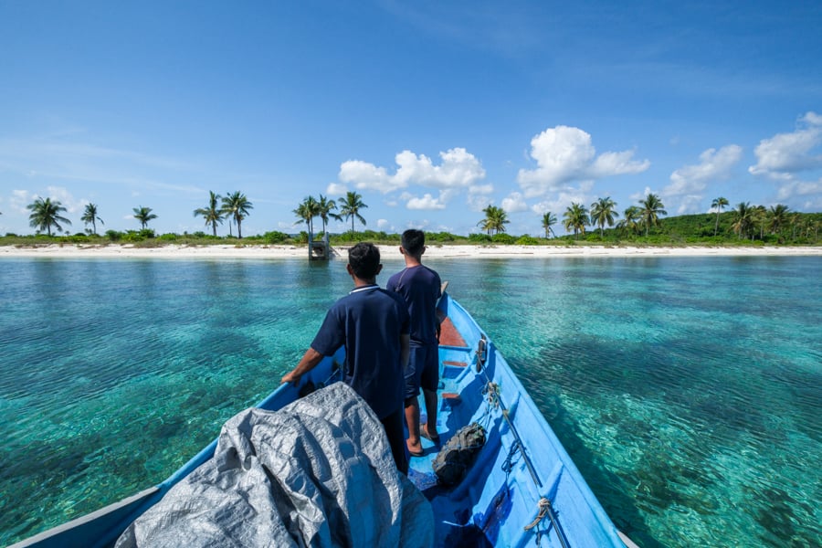 Boat approaching the first island at Liwutonkidi