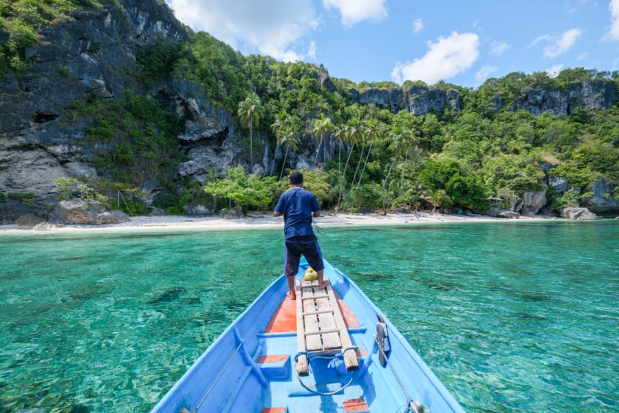 Boat leaving Napang Sangia beach